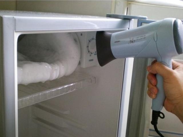 Vợ cầm máy sấy trước tủ lạnh 5 phút, chồng lại gần thì vỡ òa thấy thứ chảy bên trong