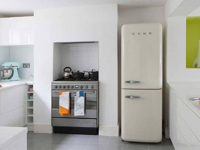 Tủ lạnh cứ tiện chỗ nào đặt chỗ đấy trong bếp, bảo sao cả nhà cứ ốm đau triền miên